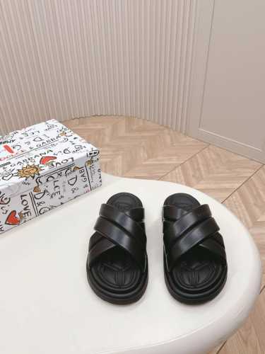 工厂价： 男款 Dolce&Gabbana 杜嘉班纳24Ss 春夏新款男款拖鞋系列 最新款 厚底 一字 交叉 凉拖鞋 原版购入开发 做货 徽标志 休闲 凉拖鞋