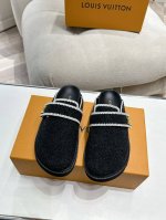 专柜新款包头半拖拖 Winterbreak Comfert 平底拖鞋Lv 字母和Monogram 花卉点缀图案的皮面，搭配羊毛内里，室内外穿着皆宜。纯羊毛材质，