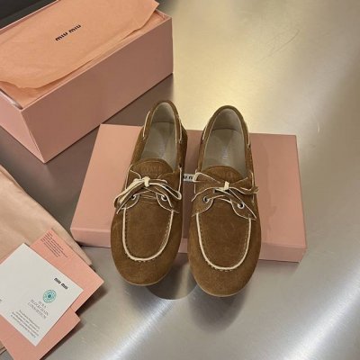 2025 Miumiu 早春走秀新款擦色复古乐福鞋火爆来袭 早春穿搭必备单品 鞋面采用定制复古擦色头层牛皮上复古的做旧擦色工艺 使整双鞋都透露着随性和洒脱 鞋面