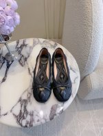 出厂价p Valentin*新款蝴蝶结芭蕾舞单鞋 蝴蝶结元素甜美又减龄 超软羊皮刺绣质感无敌 金属Logo尽显精致感 脚感超级舒适 百搭单品 鞋面原版小羊皮 内