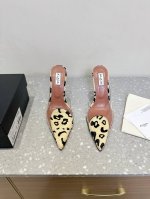 Alaia 阿莱雅 小众潮牌 25Ss春夏新款 尖头 高跟 半拖 这品牌这不用多说，是近两年最火之一的品牌，几乎博主人手一双！ 春天的季节就要到了，推荐这款随性