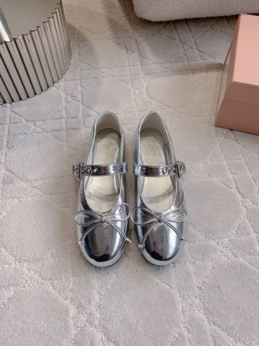 出厂价p Miu新款蝴蝶结玛丽珍单鞋 复古又时髦的单品 非常修饰脚型 舒适百搭款 鞋面小牛皮 内里垫脚羊皮 原版开模大底 尺码35-39 40 41定做