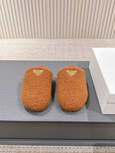出 Prada*普拉达2024ss秋冬新款毛里居家半包拖鞋乐福鞋闪亮登场 时尚大方的设计呈现经典轮廓。不管面对任何场所 主场只属于你！ 面料：进口羊卷毛 内里：