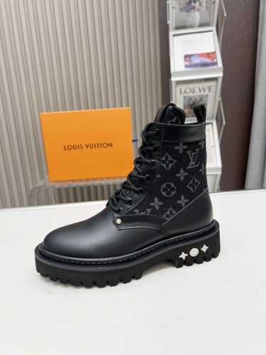本款 LV Ranger 船鞋取材正绒面革，为鞋面细致压印 Mini Monogram 图案。凸纹微型外底厚实而不失轻盈，侧面 Vuitton 标识和鞋跟的 M