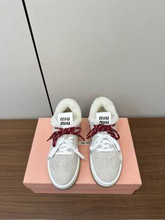缪缪miumiu 2024ss 羊羔毛休闲运动鞋 新款休闲鞋厚底小白鞋 少女味一足，能把休闲鞋打造的如此甜美，只有M才能做到了，上脚气场一足，随意搭配，长裙，短 - 点击图像关闭