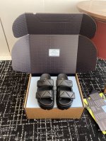 东莞代购级 官网同步盒包装 prada 25Ss 春夏 新款 厚底款 凉拖鞋 想起了小时候上学同学们穿的魔术贴涼鞋仁 经典设计，永不过时。选鞋子注重美观的同时，