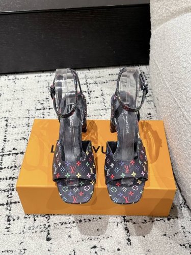 louis Vuitton 25 春夏最新 村上隆联名 Swing最新 粗跟玛丽珍 高跟 凉鞋 简约精致，高级感满满，尽显优雅气质～ 上脚超好看，拉满了夏日美鞋