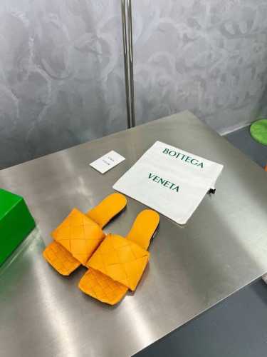 Bv 葆蝶家 春夏 平底大编织拖鞋 橙色 编织设计元素 堪称Bv家族设计基因 鞋面采用手工编织 搭配内胆舒适设计 设计感十足 一款彰显个性 潮流神级单品 所有开