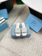 出厂 prada 25Ss 新款春夏 普拉达编制拖鞋 现代风格的线条和原始的建筑体量定义了这些具有复杂魅力 prada三角形的标志性几何形状为鞋跟设计带来灵感，