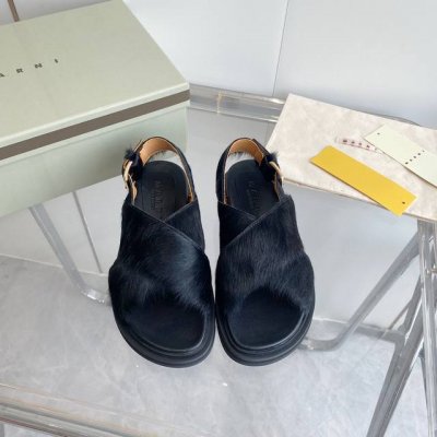 Marni 原版复刻 马毛新款 玛尼 这款 Fussbettt 小牛毛凉鞋采用优雅的生胶麻绳组合增高平底设计 鞋头呈现包裹效果 饰以长小牛毛边饰 而填充鞋垫确保