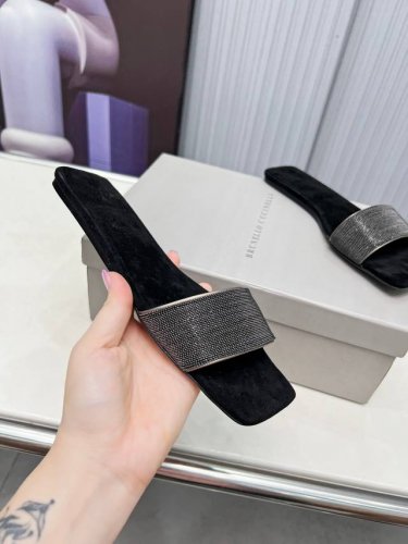 BrunelloCucinelli 。B C凉鞋上新款了。进口羊绒面料。内里进口羊绒，纯铜珠链，原版真皮底，上脚美观大方，百分百原版开发。原版包装，码数35 －