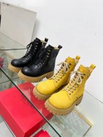 2024款华伦天奴马丁靴，时尚潮流，时尚达人专配靴，简约不简单。面料：牛皮，内里：羊皮，大底：橡胶材质