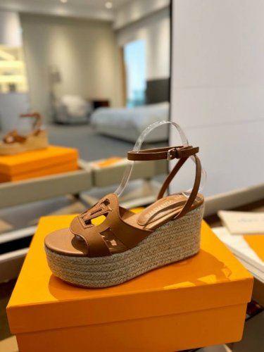 出厂: Lv单宁系列最新走秀款厚底麻绳凉鞋 香港原版购入一比一开模 今年的款式比去年增加了新原素 显得更为大牌 皮面款采用原版牛仔配仿旧打蜡牛皮 内里垫脚全羊皮