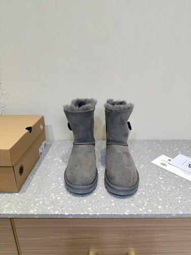 UGG 油叽叽 秋冬新款 包头拖鞋 毛毛拖鞋 棉鞋 真的是必须人手一双！慵懒随性的代表 穿搭上脚真的很高级 上脚包裹感超nice 很舒服，懒人必备，可以搭配衣柜