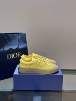 Dio 这款 B33 运动鞋全新演绎经典的网球鞋，时尚廓形突显厚重质感。采用牛皮革精心制作，饰以 Oblique 印花，搭配饰以 Dior 标志的加垫鞋舌、马海