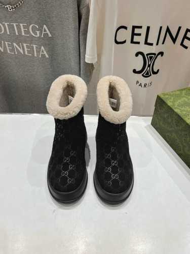 高版本出厂 Gucci 古驰24ss冬季新款羊皮毛一体中筒雪地靴 它采用混纺羊毛毡于意大利制成，以柔软皮革饰边，米黄色羊毛皮全衬里让双足保持温暖。橡胶厚底上压印