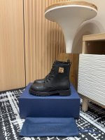 毛里 - 24Ss秋冬新款Miss Dior马丁靴短靴 这款 Miss Dior 马丁靴于迪奥二零二四秋冬成衣系列发布秀上全新亮相，彰显复古魅力。小牛皮鞋面，鞋