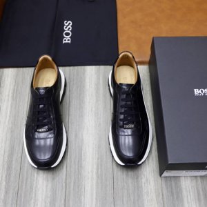 boss新款男士皮革休闲运动鞋 本款运动鞋线条简约，柔软的光滑小牛皮和绒面皮革脚感舒适，原版轻便柔软豆豆鞋底，鞋舌上点缀Boss字母标识，尽显优雅品味。后跟和鞋