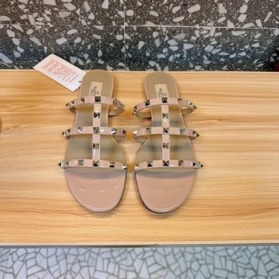 Valen**Tino 火爆粗跟凉拖鞋系列瞬间秒杀市场上各种版本质量做工不用再描述咱家出的永远都是精品 一直在被模仿从未被超越过 鞋面 羊皮 内里 羊皮垫脚 五
