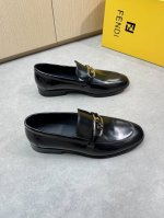 Fendi 芬迪 -高端品质 原单正装皮鞋 -鞋面：开边珠小牛皮、空压品牌图腾、金属扣件横担 -内里：水染牛皮 -大底： 超轻真皮 橡胶；组合成型真皮大底 -超