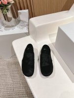 The Row 圆头一脚蹬乐福鞋平底单鞋。法式优雅气质在线、高级又时髦，可盐可甜，文艺又气质！四季可穿的单品，挂扣设计，好穿又好看，风魔全球经典著作，柔软细腻羊