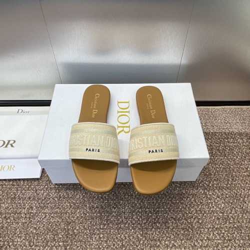 工厂价 迪奥 Dior 2024 春夏新款 DWAY 平底一字拖拼色女鞋 CD字母logo立体刺绣圆头露趾凉拖鞋 原版开发市面顶级版本 材质:鞋面进口酒椰草电绣