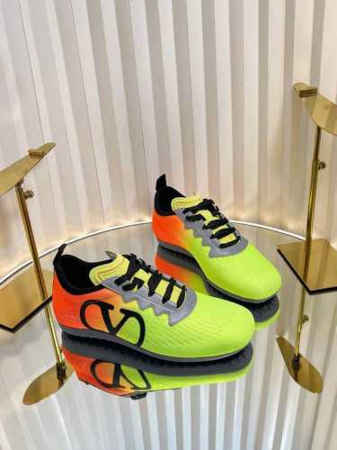顶级版本: 女款 Valentino 2025华伦天奴最新春季运动鞋！渐变色一体鞋面，Runboot运动轻盈舒适，蓝球鞋、跑步鞋、时尚运动鞋集于一体的多功能设计