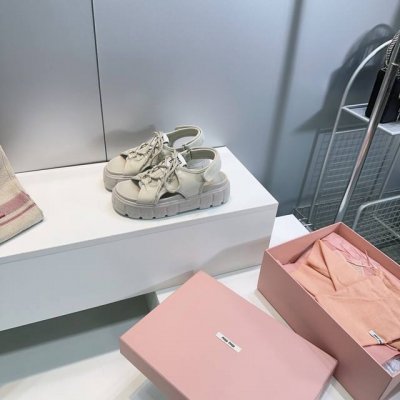高品质出厂 顶级品质Miu Miu 缪缪 25春夏新款水台厚底系带凉鞋 缪家新款今年设计师开挂啦 好好看 不仅增高 底也不沉 这款鞋子强烈推荐上脚 也太好穿了吧