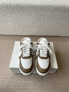 Alo25S 春夏新款 拼色小白鞋厚底 半拖 舒适休闲款 alo比耐克更懂女生 上脚超级百搭 而且超级舒适 是厚底款但是上脚一点都不沉重 非常轻便 套上袜套搭配