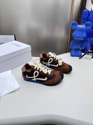 出厂： 铝合金鞋扣+10 棕色下单带图片 两个棕色 Loewe罗意威二代Ballet Runner升级2.0给足界一些震撼，2025早春Ballet Runne