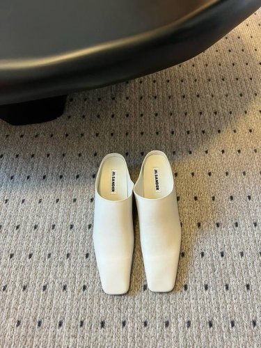 jil Sander 25小方头坡跟皮拖 穆勒鞋 对鞋子有强烈要求舒适感的 必入的一款 適合懶人穿的 一套进去就可以出門了 知性有個性的姐妹不要錯過 鞋面 牛皮