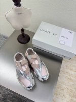 open Yy 彪马是一款极具魅力的鞋款 银粉 设计与风格:其设计灵感源自赛车鞋 扁平流畅的鞋型 简洁的线条 以及贯穿2 3鞋身的Logo 尽显速度与激情 能让