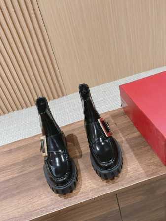 平扣 # 罗杰 维维亚 Go-Thick金属扣漆皮切尔西裸靴 黑色牛漆皮 经典方扣装饰 靴口有弹性 方便穿脱 鞋型细长 靴筒显瘦 Size：35-39 40定做 - 点击图像关闭