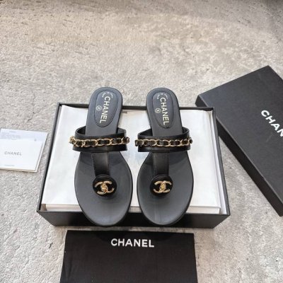 chanel香奈儿 2025春款 专柜顶级双C凉鞋 这款经典设计；不平凡的双C拥入了多种配色元素 多元化混搭非常好看百搭，上脚非常轻巧 舒适超级秀气优雅的一款户