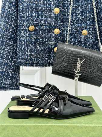 厂价 Gucci 24S秀场尖头平底凉鞋 这双我称之为“氛围感之神” 柔颯利落的小尖头自带高级 扣带都是可以自由调节 细嫩的牛漆皮搭配金扣让你气质翻倍！ 鞋面采 - 点击图像关闭