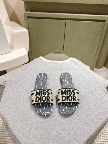 迪奥 Miss Dior系列平底拖鞋 字母刺绣Logo拼色一字拖鞋 1 专柜同步最新配色夏季胶囊系列立体刺绣度假字母拖升级版 美爆的全新系列 暴走利器原Ban开