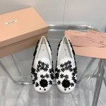 出厂p 。Miumiu谬谬2024早春夏走秀款缎面便鞋，纯手工绣亮片与人造仿水晶， 鞋面:进囗真丝绸缎 内里:进口羊皮里 垫脚:进囗羊皮里 大底:原版开模橡胶大