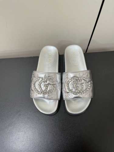 Gucci 25春夏新款一字厚底拖鞋～面料：进口压花小羊皮，手工缝钻G字logo厚底**显瘦！百搭随性！鞋面：刺绣羊皮内里 垫脚：羊皮底厚：3.5cm 前掌2.