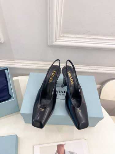 P380 Prada 普拉达 25 2025春夏新品 专柜走秀款 方头徽标饰漆面牛皮高跟鞋系列 鞋面：原版高定制开边珠 牛漆皮 内里：进口混种羊皮里 大底：原版
