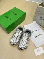 最全色 Bv Orbit运动鞋 王一博 同款 情侣款老爹鞋 Runner运动鞋，采用轻质科技网布面料。 搭配几何图案设计橡胶外底。 银色 女款 男款10 王炸系