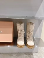 冲量价: MiuMiu缪缪 羽绒羊毛靴雪地靴滑雪靴 2024ss羽绒羊毛雪地靴滑雪靴系列，女士徽标尼龙华达呢雪地派对金属标双色厚底雪地靴滑雪靴。有轻奢的内蕴品质