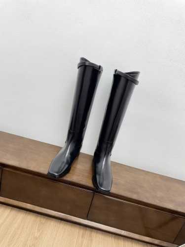 Toteme 设计师小众品牌22ss秋冬切尔西方头短靴，一个来自瑞典的小众品牌，国内很多博主都是大爱这款鞋被称为神仙百搭靴 小仙女们必备单品！ 鞋面:原版定制进