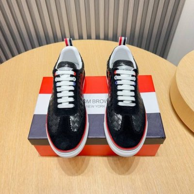 工厂p Thom Browne 汤姆 布朗 汤姆再上爆款！这个邪魅酷感的新锐品牌 让我们在这个夏天有了放松 时髦 个性的新选择 Tb白鞋风暴.鞋面选用头层牛皮内