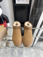 UGG 24ss 秋冬季人手必备单品雪地靴 搭配系数也是百分百 炸好看 比较设计的款，随心所欲 雪地靴显腿细 百搭单品 时尚感十足穿上气场爆涨 瞬间拉长腿型 鞋