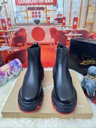 切尔西开牛皮黑短靴 Price： RMB 顶级版定制 2024 无论是楦型、面料、钻、钉、内里、大底、都尽可能的接近ZP 鞋底原厂特供原版底 内里进口水染牛皮