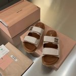 厂价p： Miumiu 2025夏季最新爆款休闲帆布平底拖鞋 转图必卖款 这款平底拖鞋采用休闲帆布材质和别致鞋底设计搭配饰有Miumiu字母徽标鞋面，以丰富对比