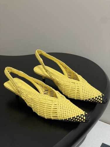 小众潮牌 Jacquemus 25Ss春夏新款最火最流行拼色编织尖头小猫跟后空凉鞋 拼色的编织 新颖时尚大方，性感不失优雅，很显脚部线条，附有骨感美的视觉效果，
