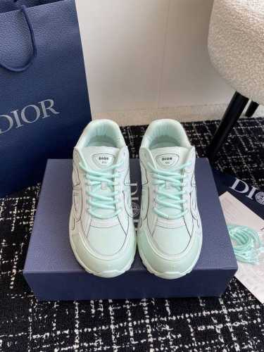 代购级 Dior B30 迪奥最新火爆情侣休闲鞋 撞脸NB？现已是D奥B30 时代 顺应复古市场趋势的 Dad Shoes 风格鞋款！ 鞋舌上的Dior标志，也