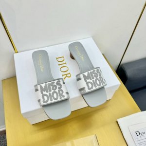 出厂价 2024 Dior迪奥夏季刺绣凉拖 Dway带跟凉拖是一款经典单品，自然色酒椰草和黑色棉质鞋面饰以 Christian Dior Paris 标志刺绣，