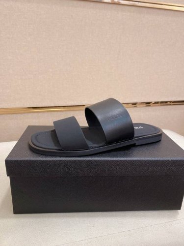 工厂p价 prada 拖鞋 顶级代购 男士春夏拖鞋专柜同步 鞋面意大利进口牛皮搭 标志图形高品质工艺 鞋底 原厂特供原版底 独家活动成型底超级舒适 原厂跟单货